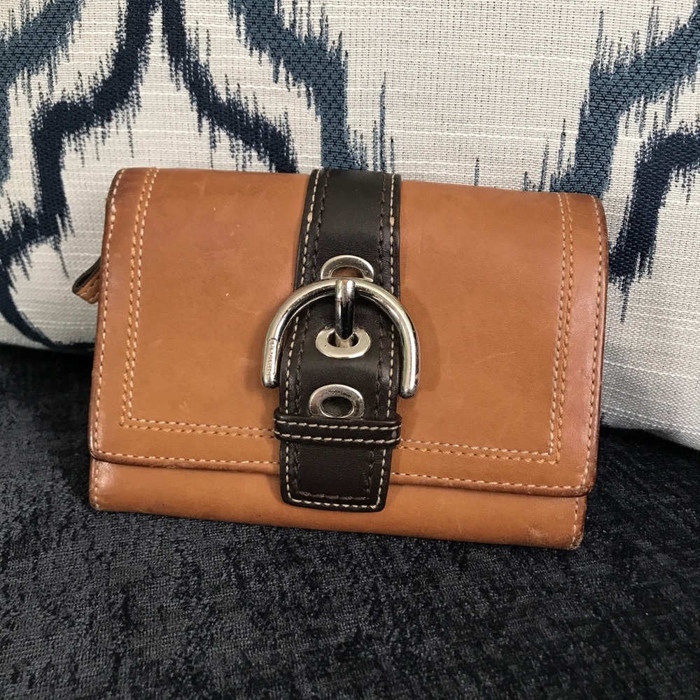 MUST GO!!Authentic Coach Vintage Buckle Wallet